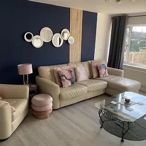 Crowthorne House: Spacious 3-bedroom Cul-de-sac Retreat Holiday home