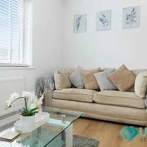 Hot Tub Bliss Awaits 3-Bed Home In Nottingham - Near City Hospital, Sherwood Shops, Qmc & Close To City Centre Holiday home